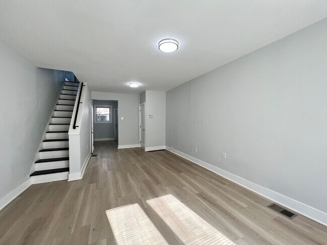 Building Photo - Remodeled 3bd/1 House with Rear yard!! SEC...