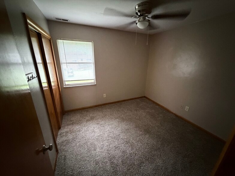 Building Photo - 1805 Pinewood Dr