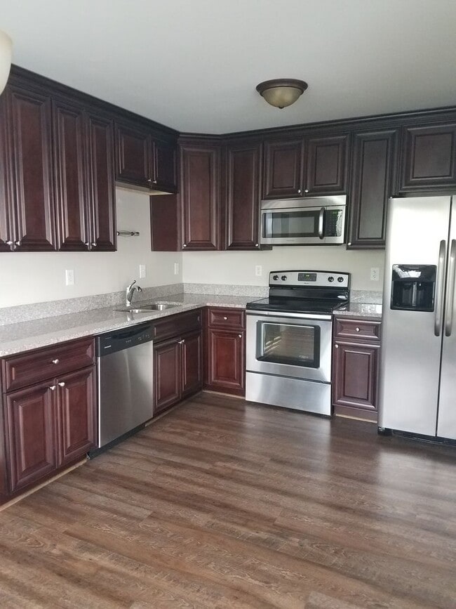 Building Photo - Beautiful 3 Bedroom in Quiet Neighborhood