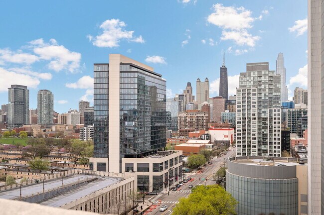 Building Photo - 758 N Larrabee St