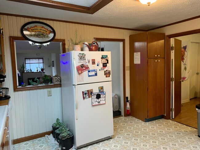 Building Photo - 3 bd/1.5 bath Charming Home just 4 blocks from IU Jacob's School of Music - Available August 2026!