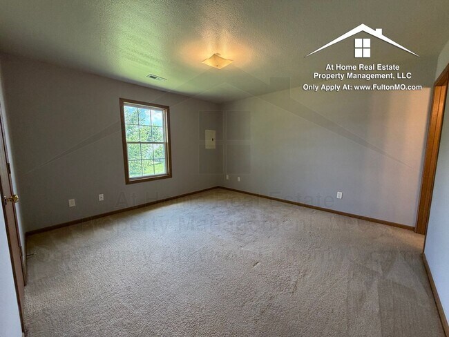 Building Photo - 427–429 Sabre Circle