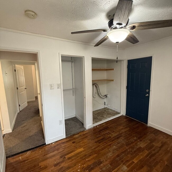 Building Photo - 3 bedroom 1 bath Bungalow with Large fenced in back yard available now.