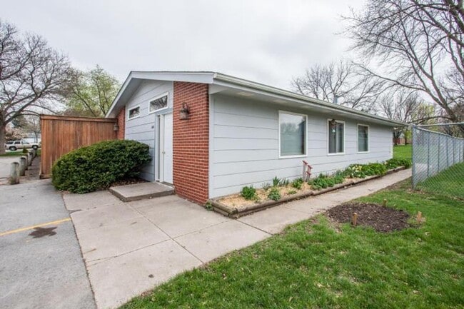Building Photo - 3-Bedroom 1.5-Bathroom North Ames Townhome