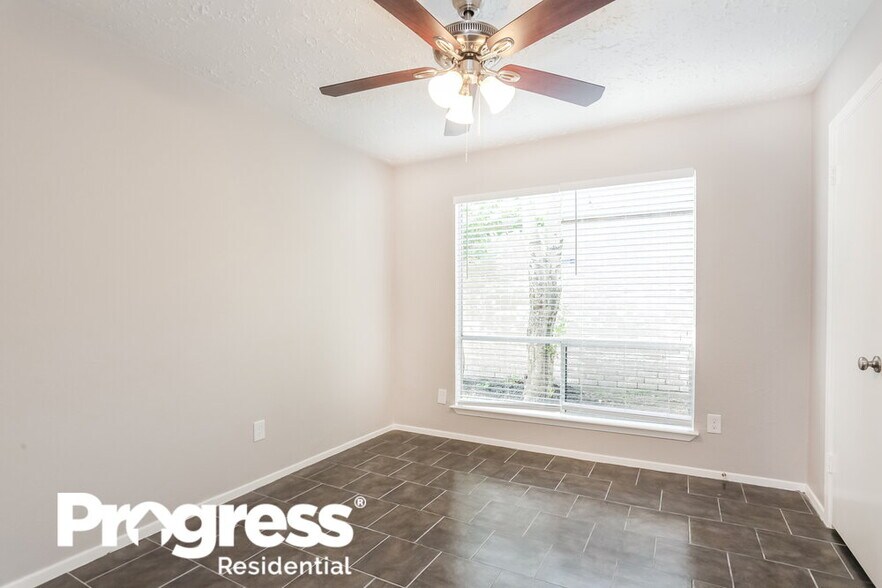 Building Photo - 3915 Vineyard Dr