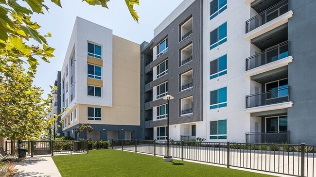 Building Photo - 1100 Synergy