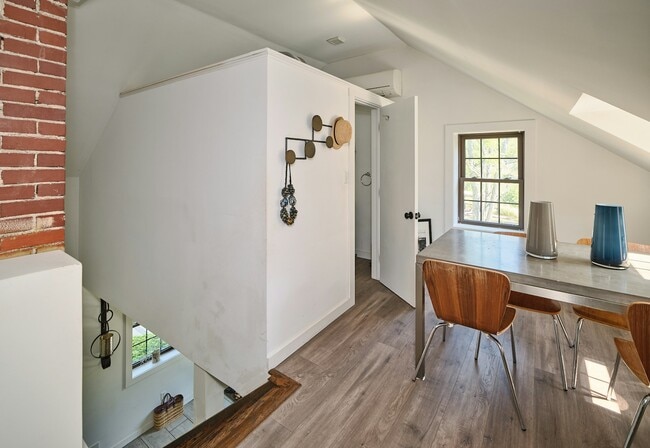 Building Photo - 6098 Upper York Rd