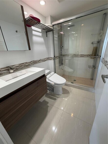 Building Photo - 100 Bayview Dr