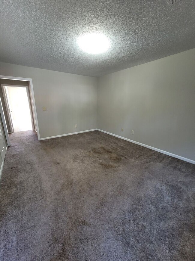 Building Photo - 2 BR Townhome! Looks Great!