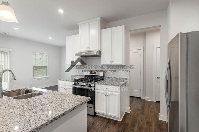 Building Photo - 3301 Somerset Ln