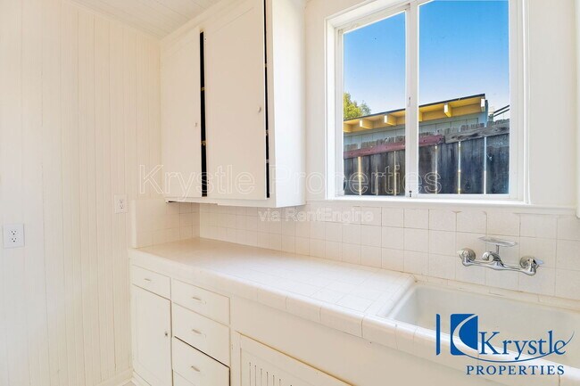 Building Photo - 547 Porter St