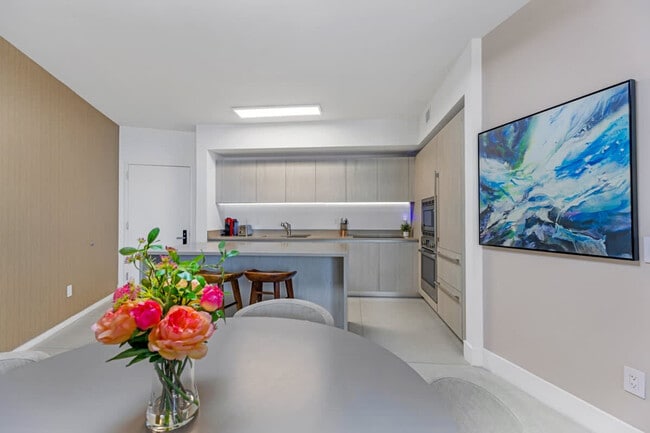 Building Photo - 4011 S Ocean Dr