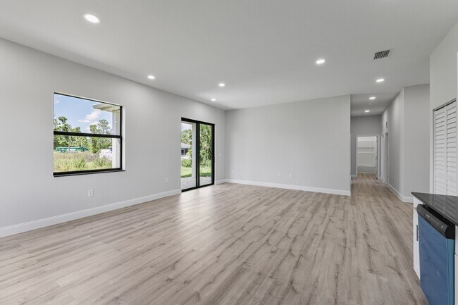 Building Photo - 556 Sherwood Ave S