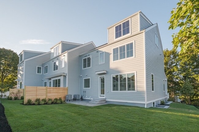 Building Photo - 15-17-17 Jewett Pl