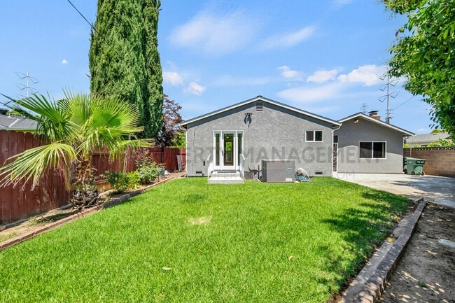 Building Photo - Charming 3-Bed Ranch Home with room for 4t...