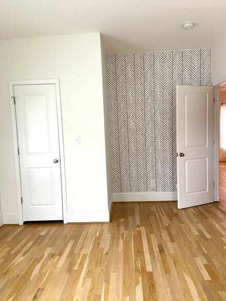 Building Photo - 529 10th Ave S