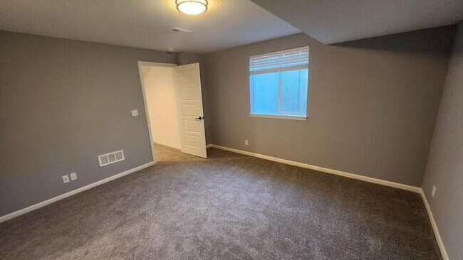 Building Photo - Newly constructed Maintenance provided 3 bed 2.5 bath