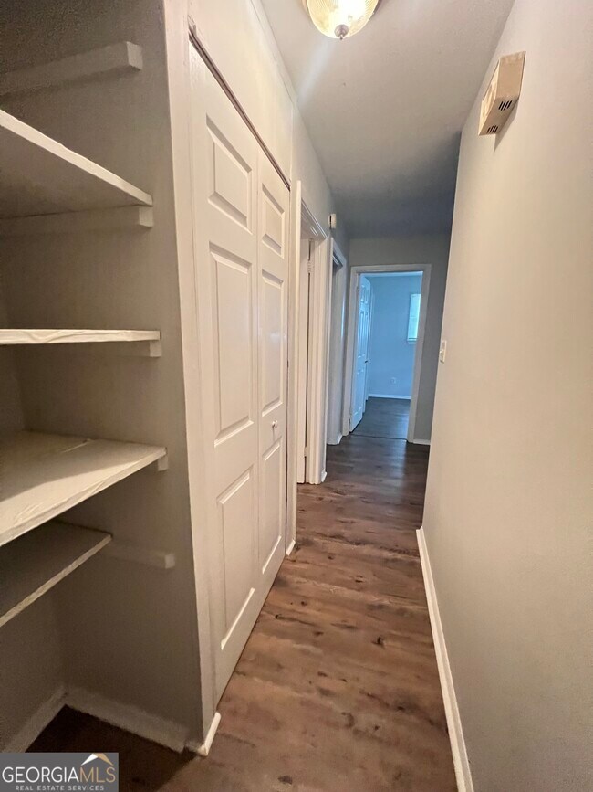 Building Photo - 127 Pineview Dr