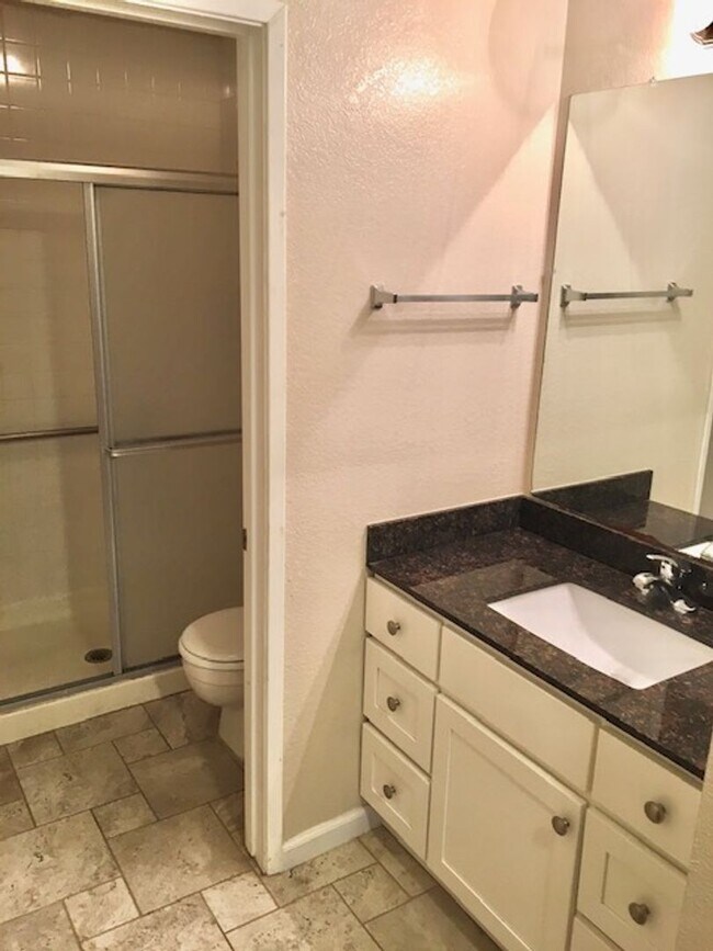 Building Photo - 2 Bed 2 Bath Condo in San Pablo -- AVAILAB...