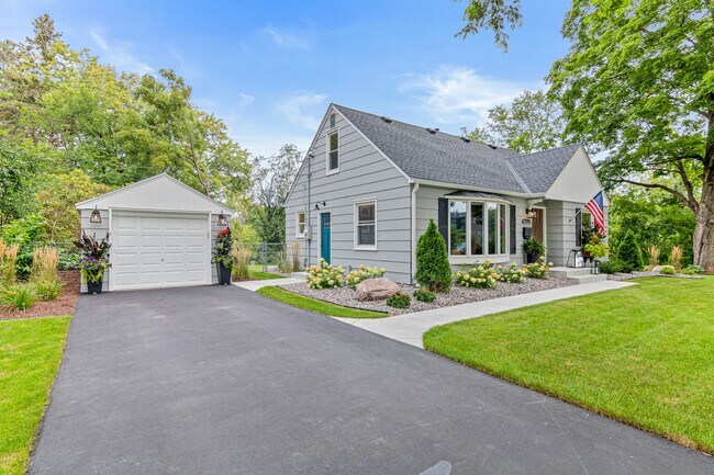Building Photo - 4295 Oak Dr Ln