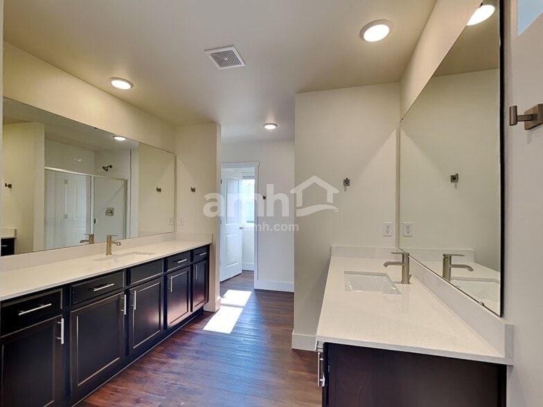 Building Photo - 305 Smith Dr