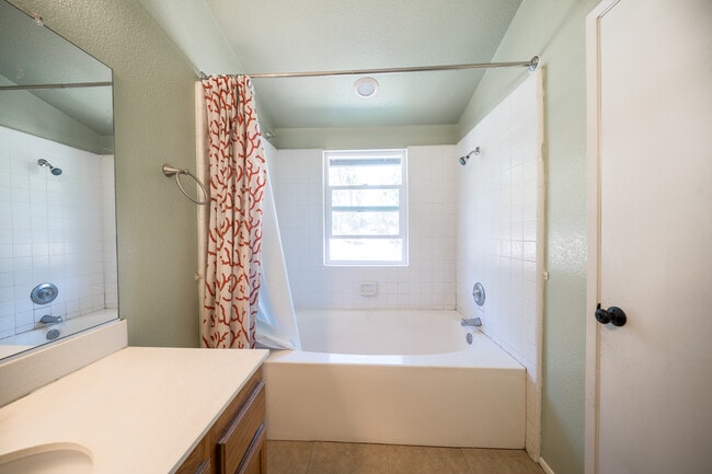 Building Photo - 1808 Cottonwood Ave