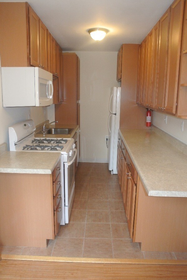 Building Photo - Downtown/Logan Circle Studio Apartment! In...