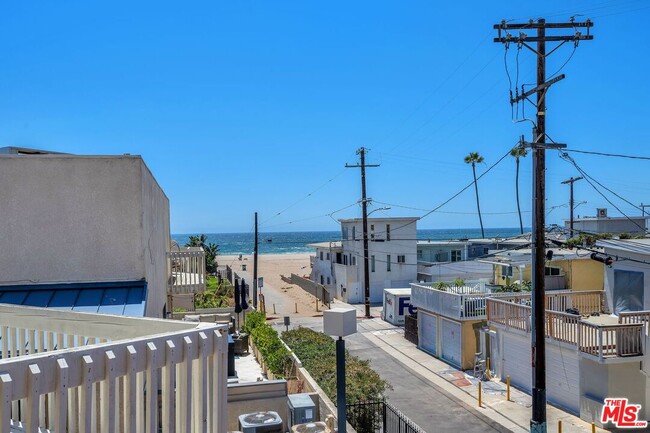 Building Photo - 7301 Vista Del Mar
