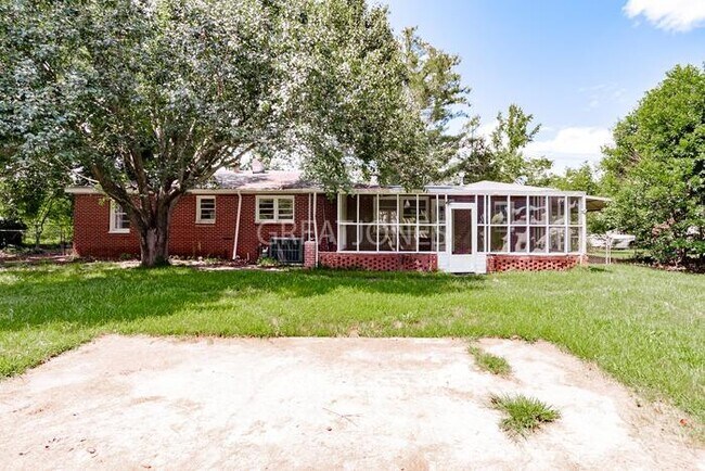 Building Photo - Charming 4 Bedroom in Batesburg-Leesville!