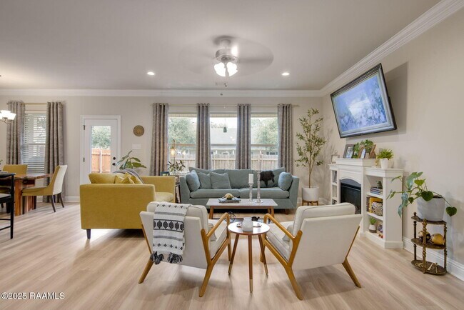 Building Photo - 301 Oak Hill Ln