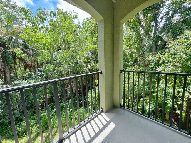 Building Photo - Las Palmas One-Bedroom townhouse with garage