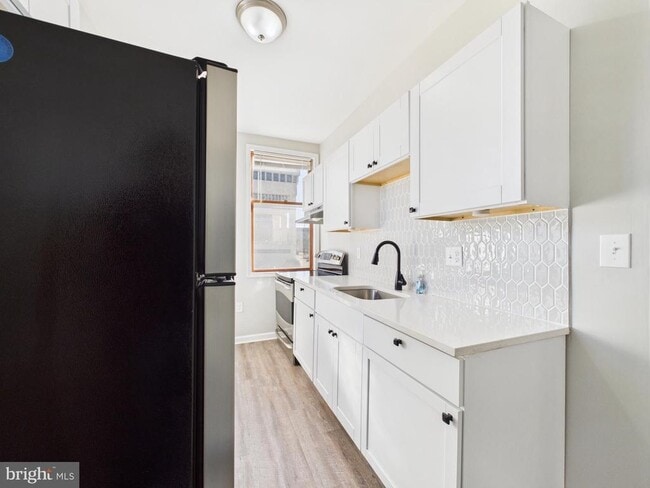 Building Photo - 300 W Chesapeake Ave