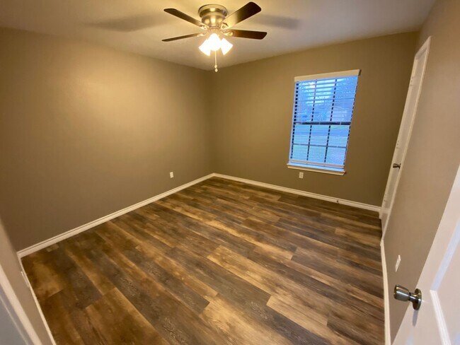 Building Photo - 3 Bedroom Home is Ennis!