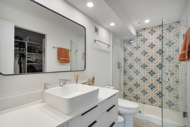 Master bath - 600 NE 36th St