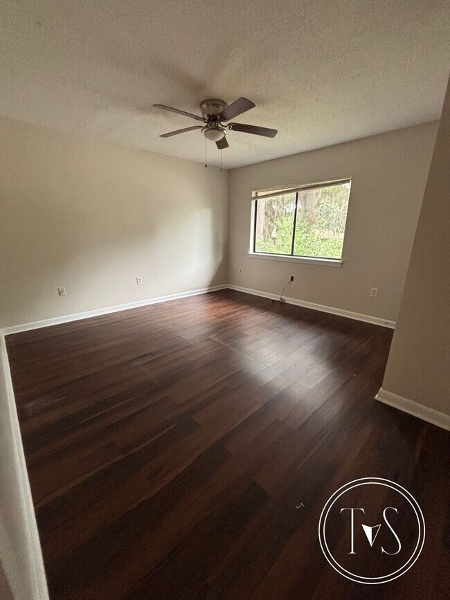 Building Photo - RATE DROP ALERT (was $1590/month)!