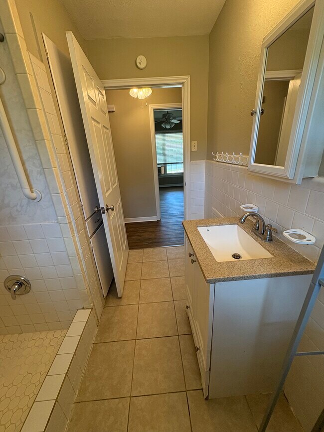 Building Photo - 211 Latch Dr