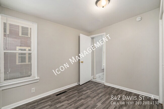 Building Photo - 842 Davis St