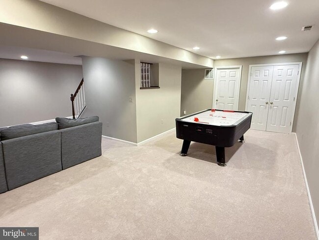 Building Photo - 15292 Surrey House Way