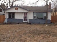 Building Photo - Adorable Cottage in Ivywild!