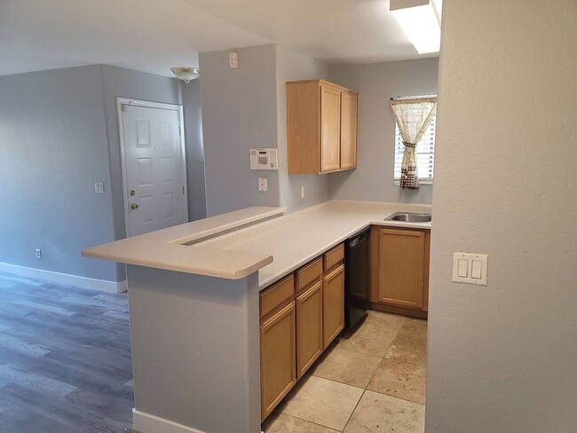 Building Photo - Spacious downstairs 2 bedrooms 2 bathroom ...