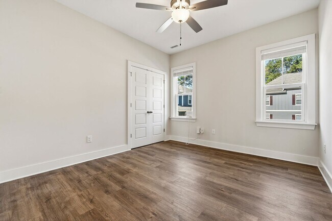 Building Photo - APPLICATIONS PENDING - Gorgeous 4be/3ba With Fenced-In Backyard