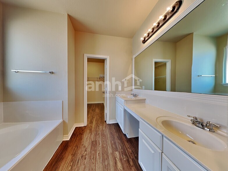 Building Photo - 1703 Chadwick Dr