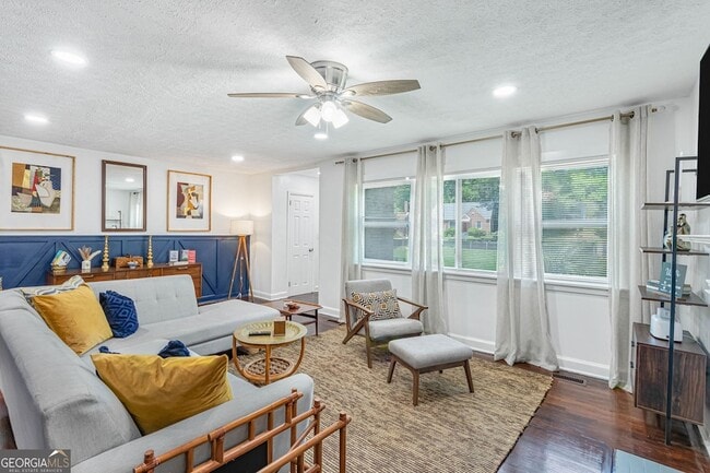 Building Photo - 2100 Cascade Rd