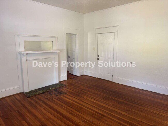 Building Photo - Spacious & Refreshed 1 Bed, 1 Bath Duplex | High Ceilings & Ample Parking!