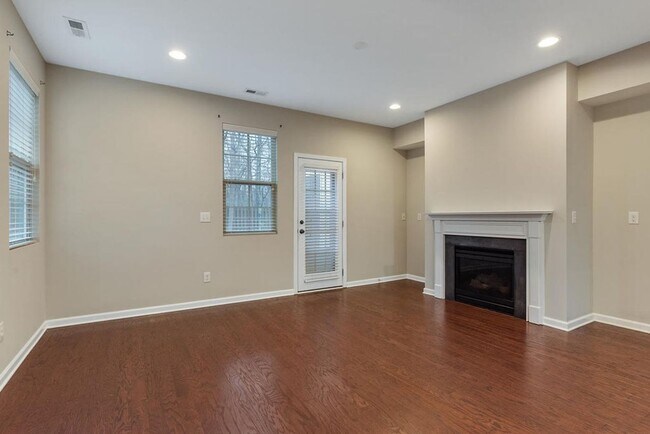 Building Photo - End Unit Townhome Available in Apex!