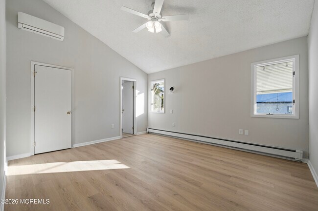 Building Photo - 261 Oak Ave