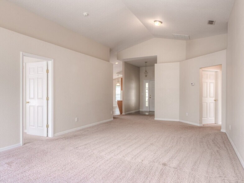 Building Photo - 4612 Woodford Dr