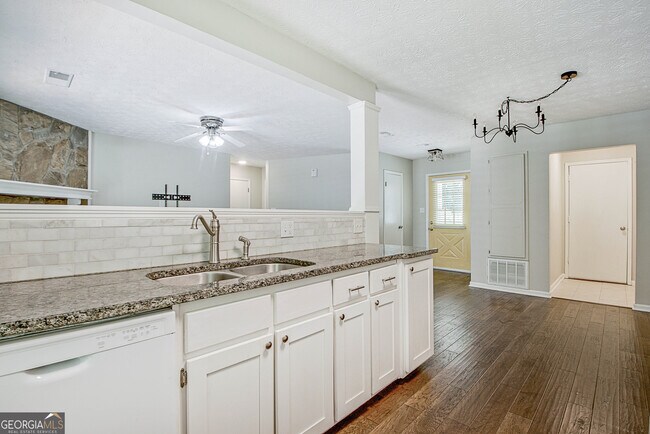 Building Photo - 413 Deergrass Trail