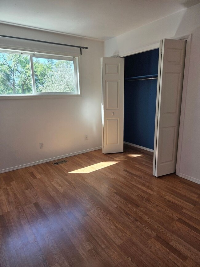 Building Photo - Very nice duplex 2 bedroom 1 bathroom