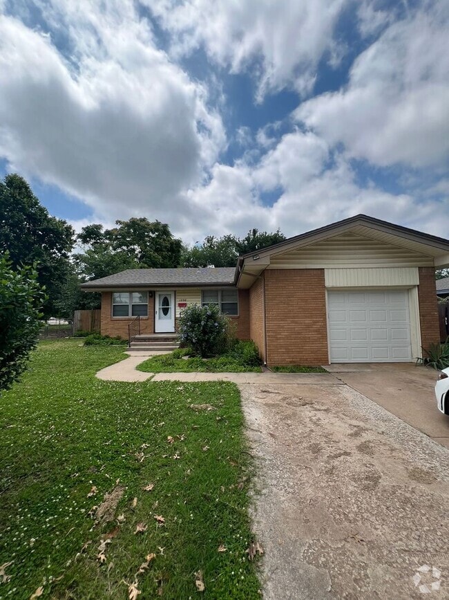 Building Photo - Must see 3 bed, 1 1/2 bath home near Downt...